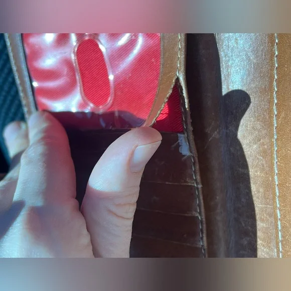 Vintage Dooney & Bourke Croc-Embossed Tan Leather Wallet - Picture 11 of 11